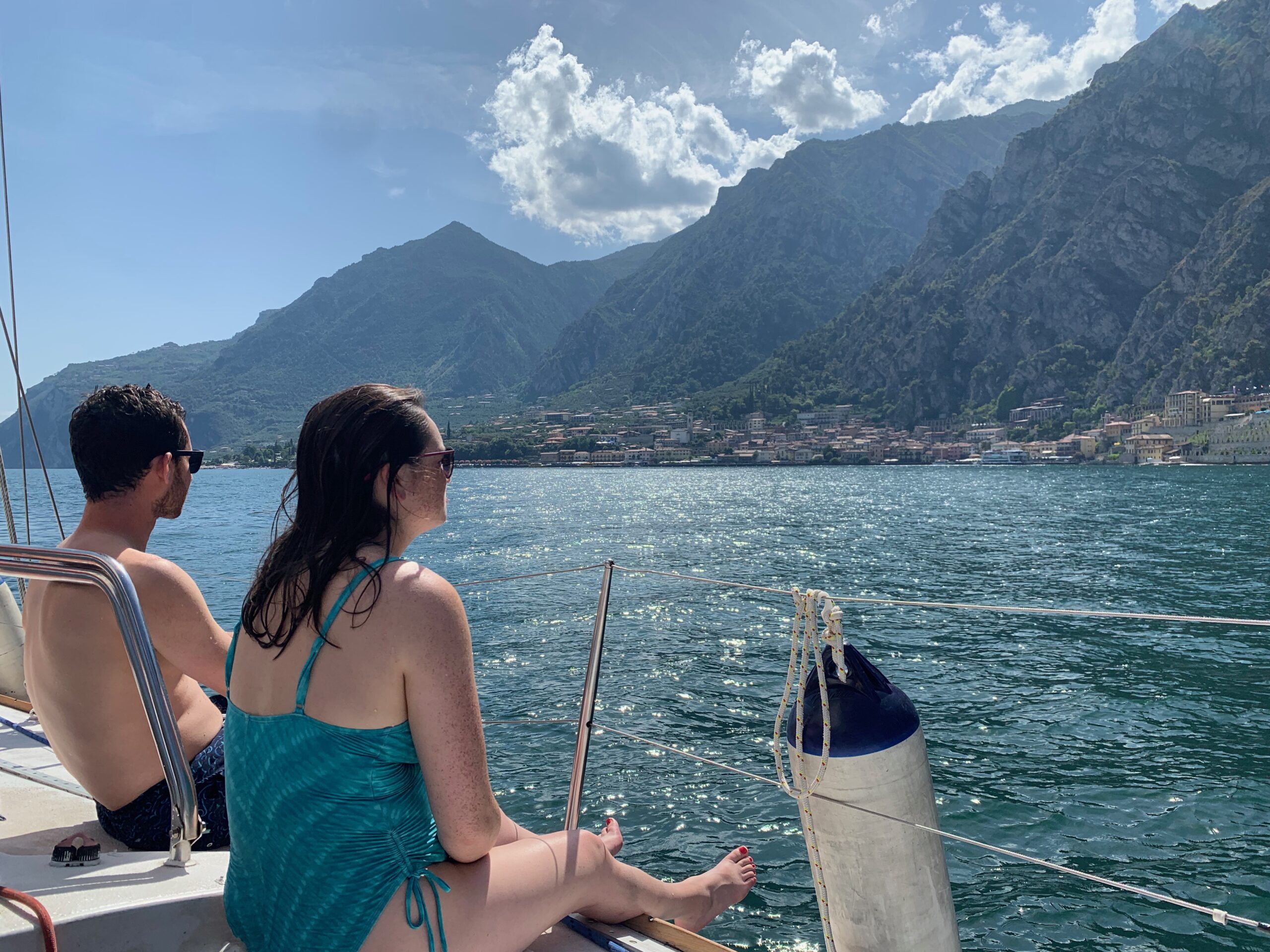 Yoga in barca a vela sul lago di Garda